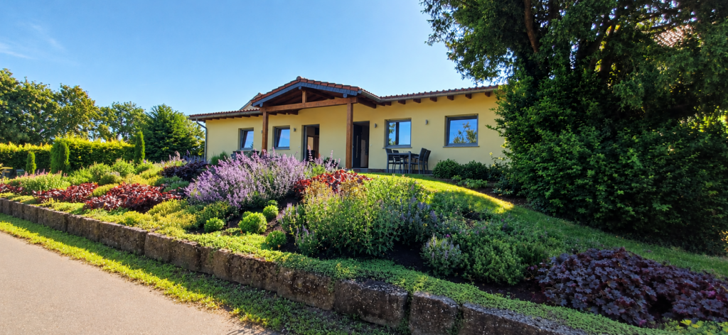 Luftbild des Sonnenhofs in Mettenheim mit Gästehaus, Terrasse und Weinbergen
