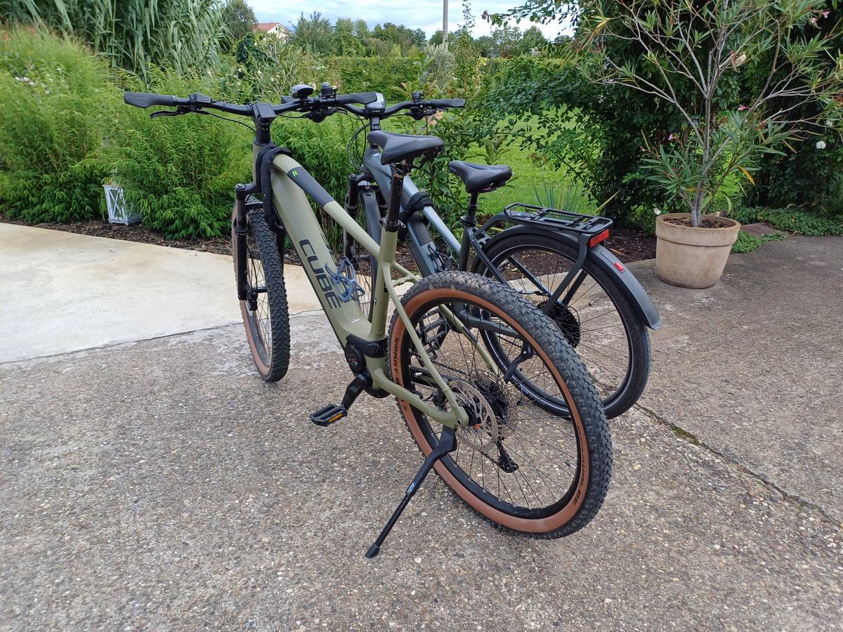 Zwei E-Bikes vor dem Sonnenhof Zwei E-Bikes vor dem Sonnenhof