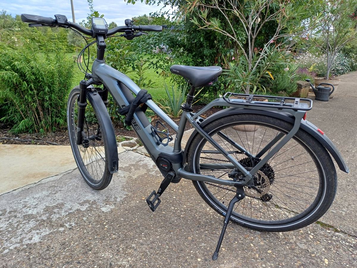 Trekking-E-Bike mit Gepäckträger Trekking-E-Bike mit Gepäckträger